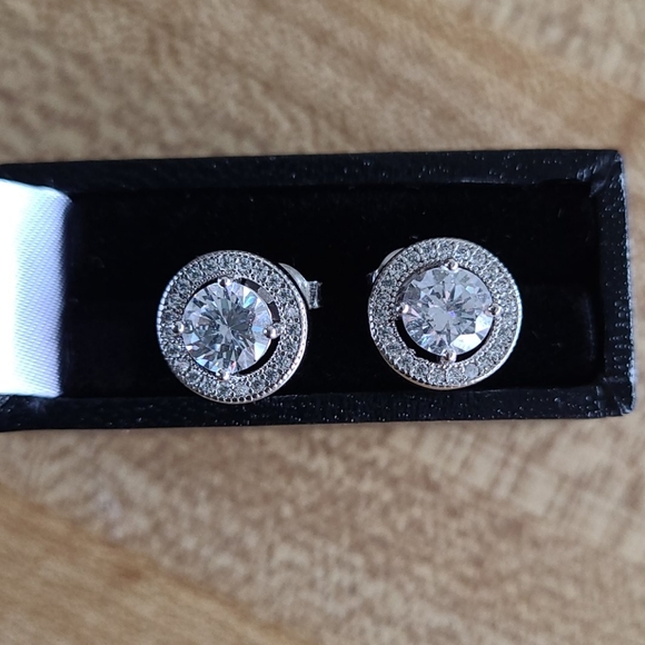 Dainty Round Earrings - Picture 1 of 3